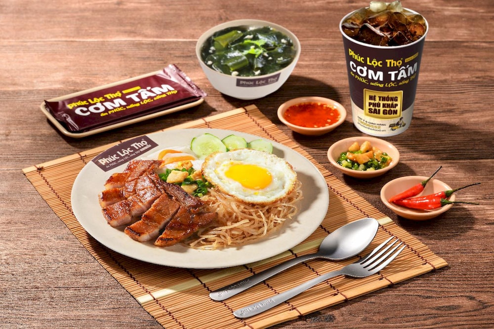 The pork chop, shredded pork, and egg loaf set features juicy grilled meat and lightly sweet fish sauce, true to Southern-style broken rice